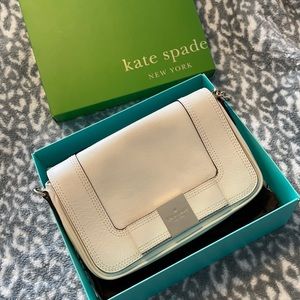 Kate Spade, Off-white Purse. Crossbody purse, Perfect for spring and summer!